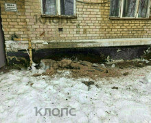 Балкон разрушен, у подъезда — завалы: под Калининградом крыша не выдержала веса льда (фото инцидента)