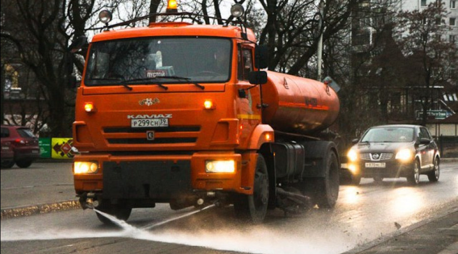 Калининград моют с шампунем: улицы после зимы приводят в порядок спецтехникой и пеной