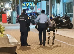 В Макао полицейские «задержали» робота, напугавшего пожилую женщину