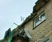 Балкон разрушен, у подъезда — завалы: под Калининградом крыша не выдержала веса льда (фото инцидента)