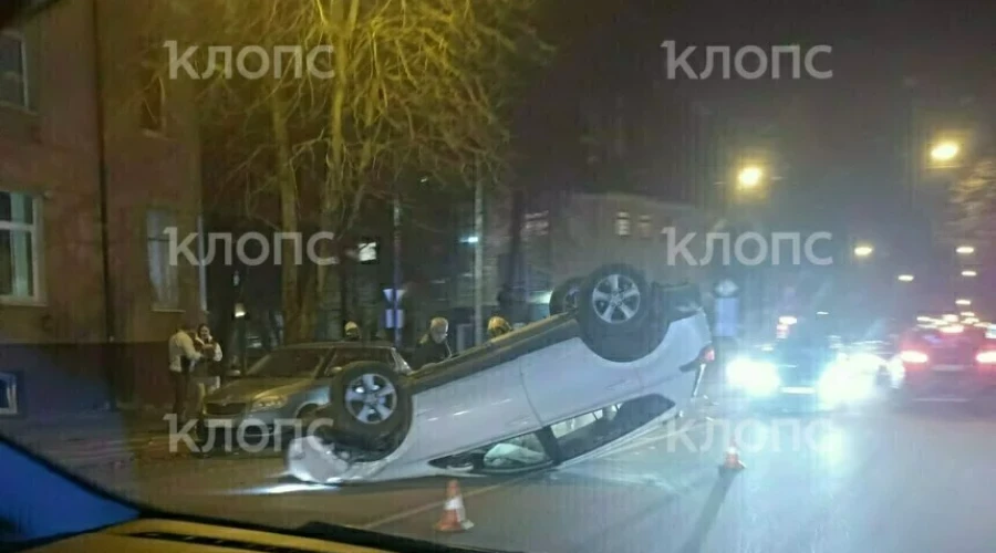 В Калининграде перевернулась легковушка на перекрёстке улиц Карла Маркса и Шиллера